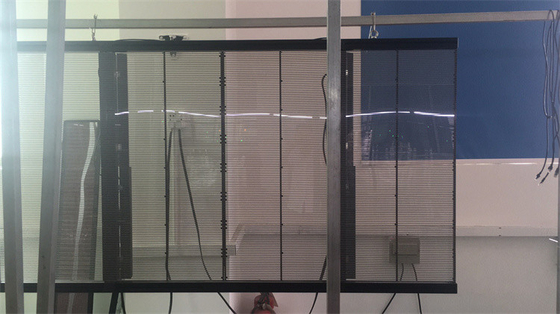 Sehen Sie durch transparenten geführten Schaukasten-Spiegel-großen errichtenden Vorhang